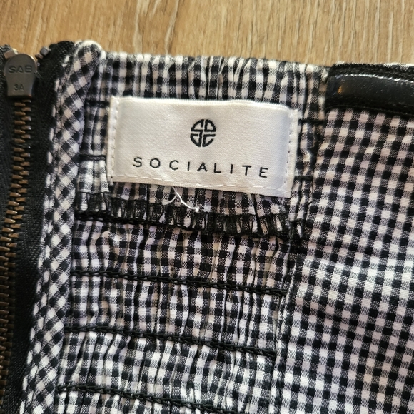 Socialite Black & White Gingerham Crop Top Size Medium - Picture 4 of 7